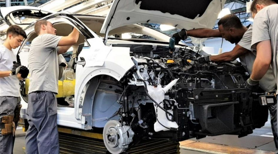 Trabajadores en la fábrica de Renault de Valladolid / COCHE GLOBAL Trabajadores en la fábrica de Renault de Valladolid / COCHE GLOBAL