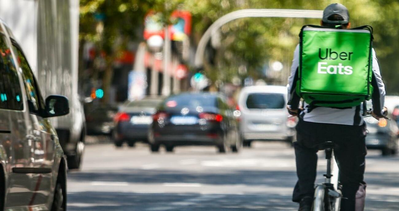 Un 'rider' de la compañía Uber Eats circula con su bicicleta por una calle de Madrid / EP