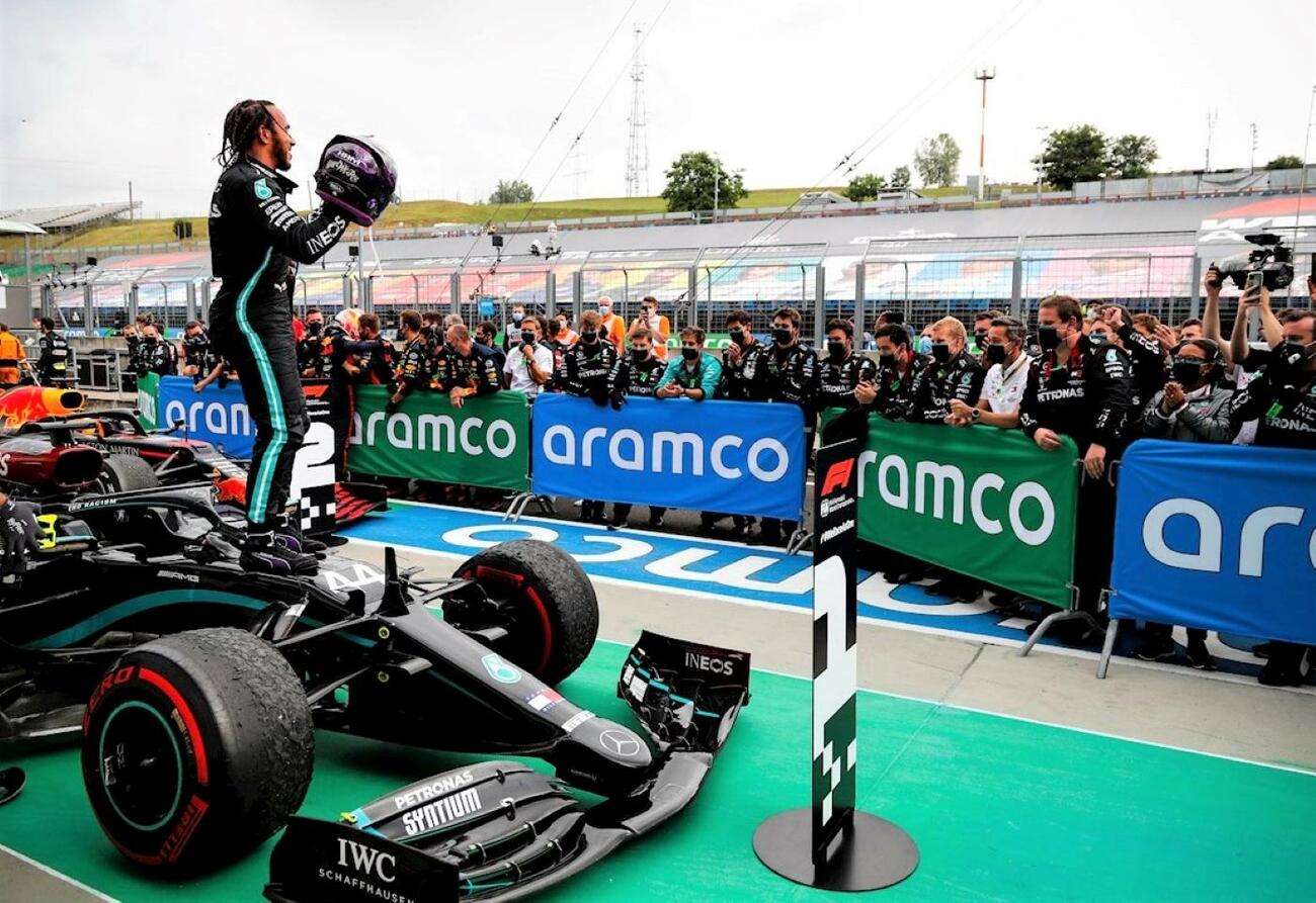 Lewis Hamilton celebra su victoria en el GP de Hungría / BRYN LENNON / GETTY IMAGES / EFE