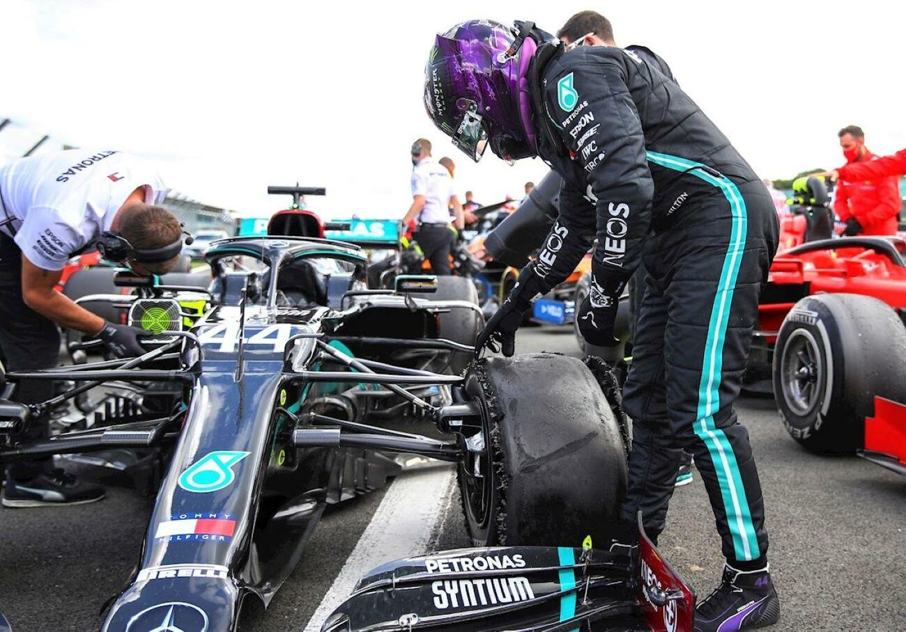 Lewis Hamilton observa el neumático pinchado en Silverstone / EFE / EPA / BRYN LENNON Lewis Hamilton observa el neumático pinchado en Silverstone / EFE / EPA / BRYN LENNON