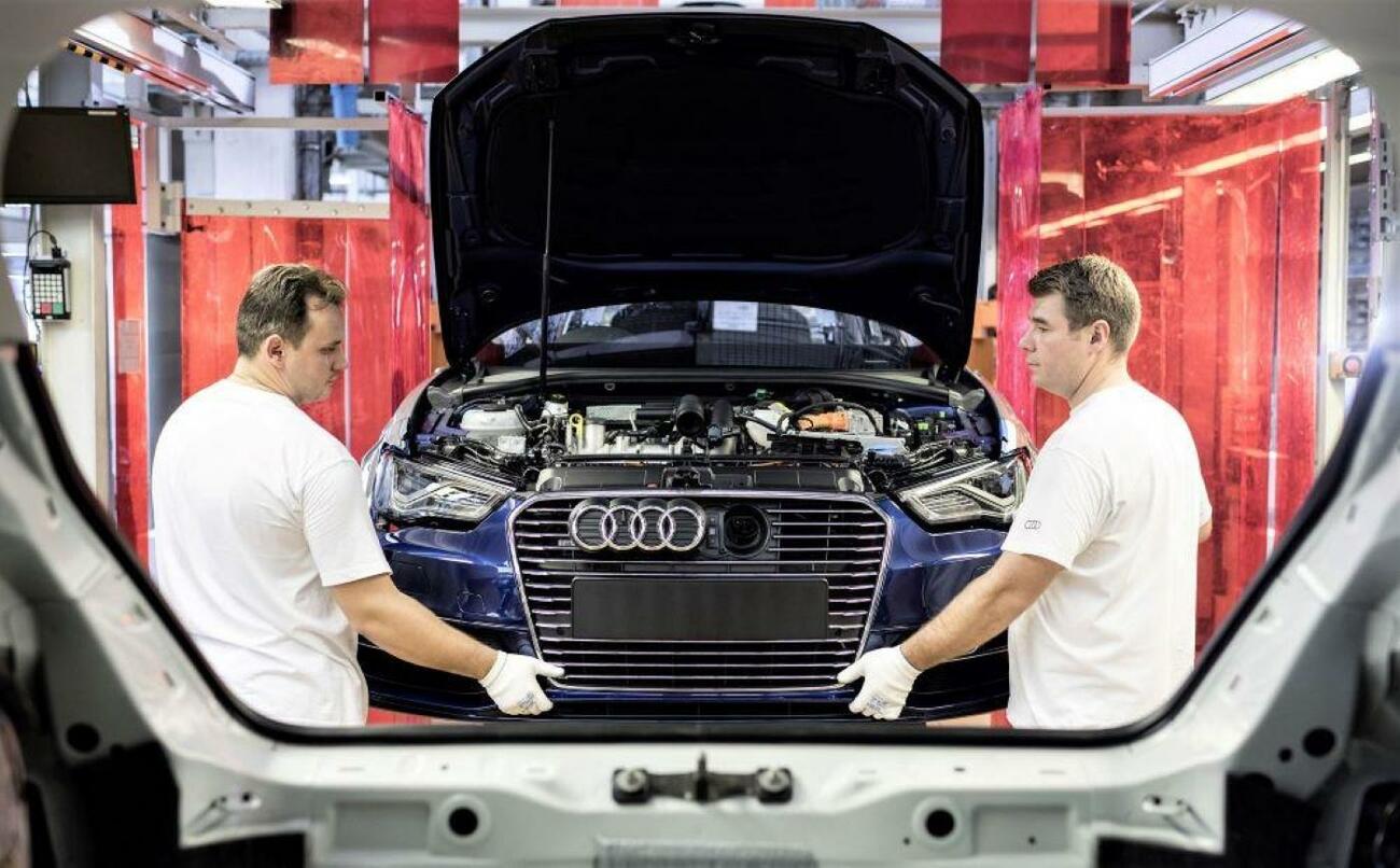 Trabajadores de Audi en la fábrica en la sede central de Ingolstadt / AUDI