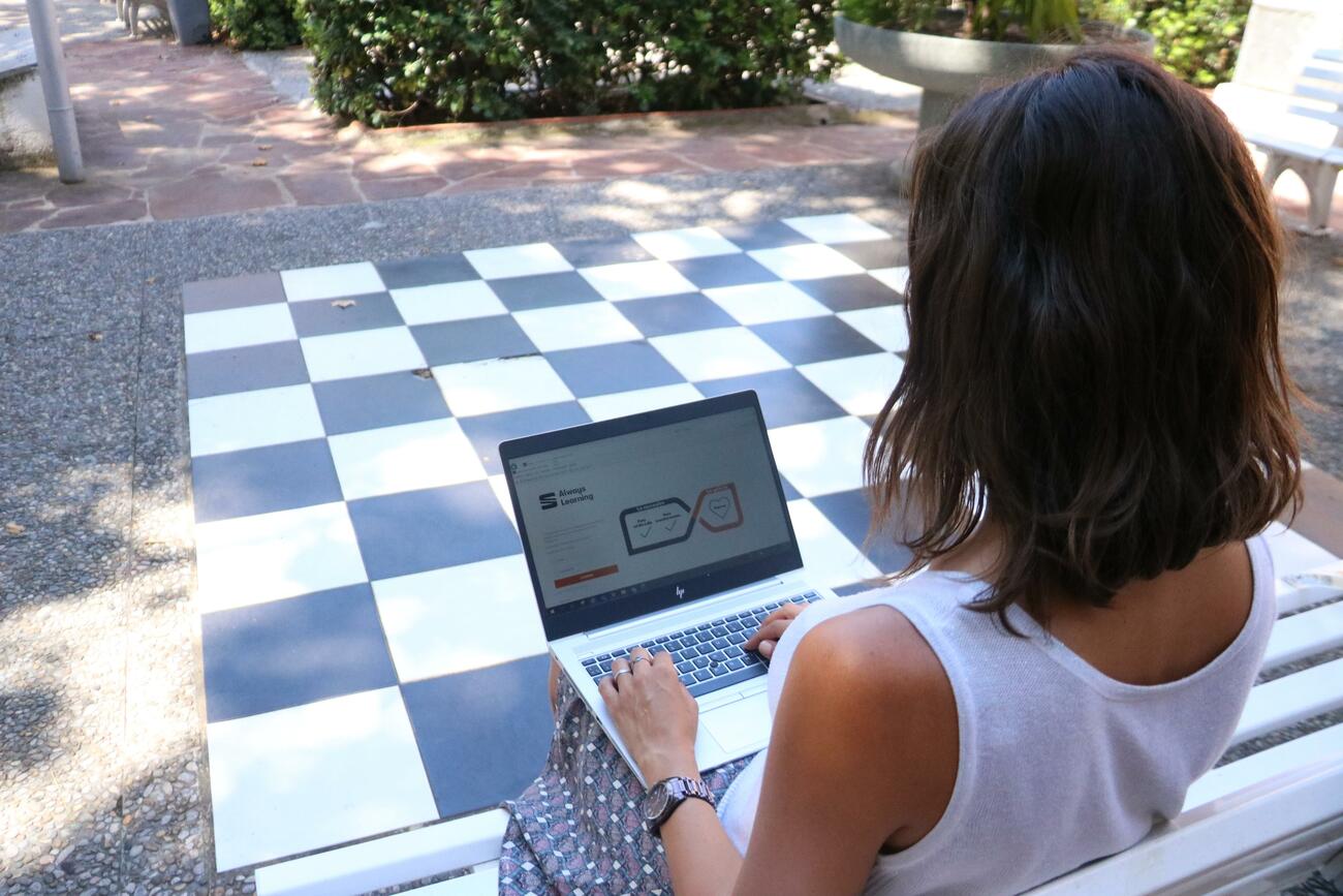 Un empleado de Seat sigue un curso online / SEAT