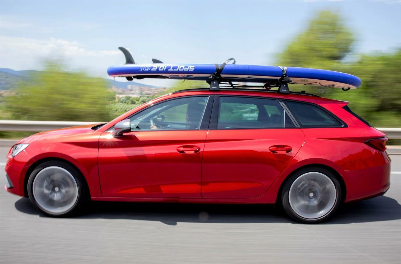 Un coche con una tabla de surf / SEAT