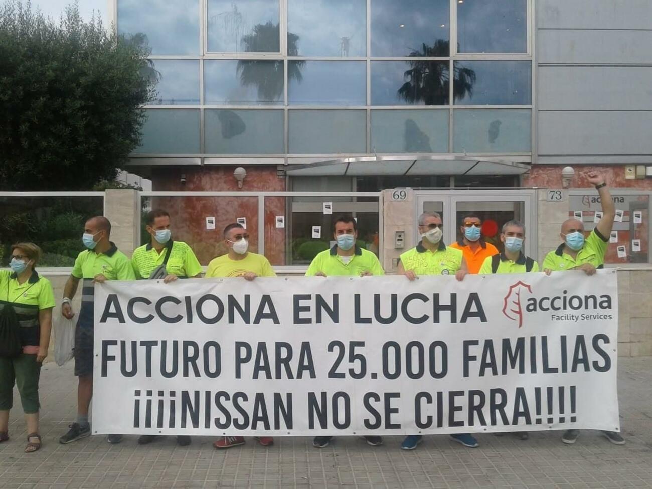 Trabajadores de Acciona subcontratados por Nissan protestan contra el cierre de la automovilística nipona / UGT