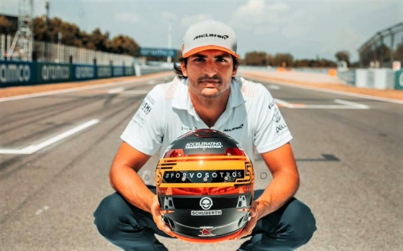 Carlos Sainz muestra el casco dedicado a las víctimas de la Covid 19 / TWITTER CS