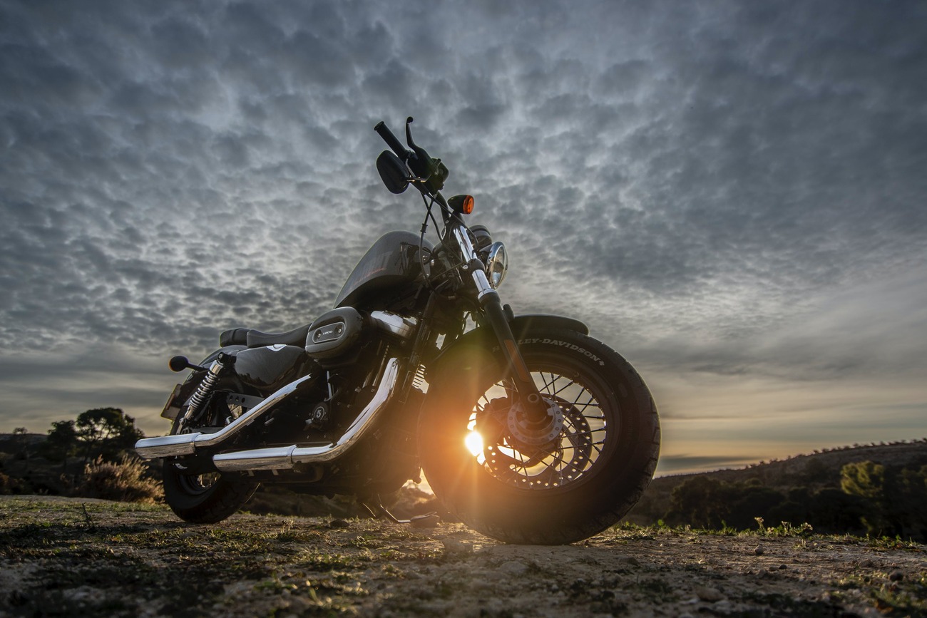 Atardecer tras una Harley Davidson / PEXELS