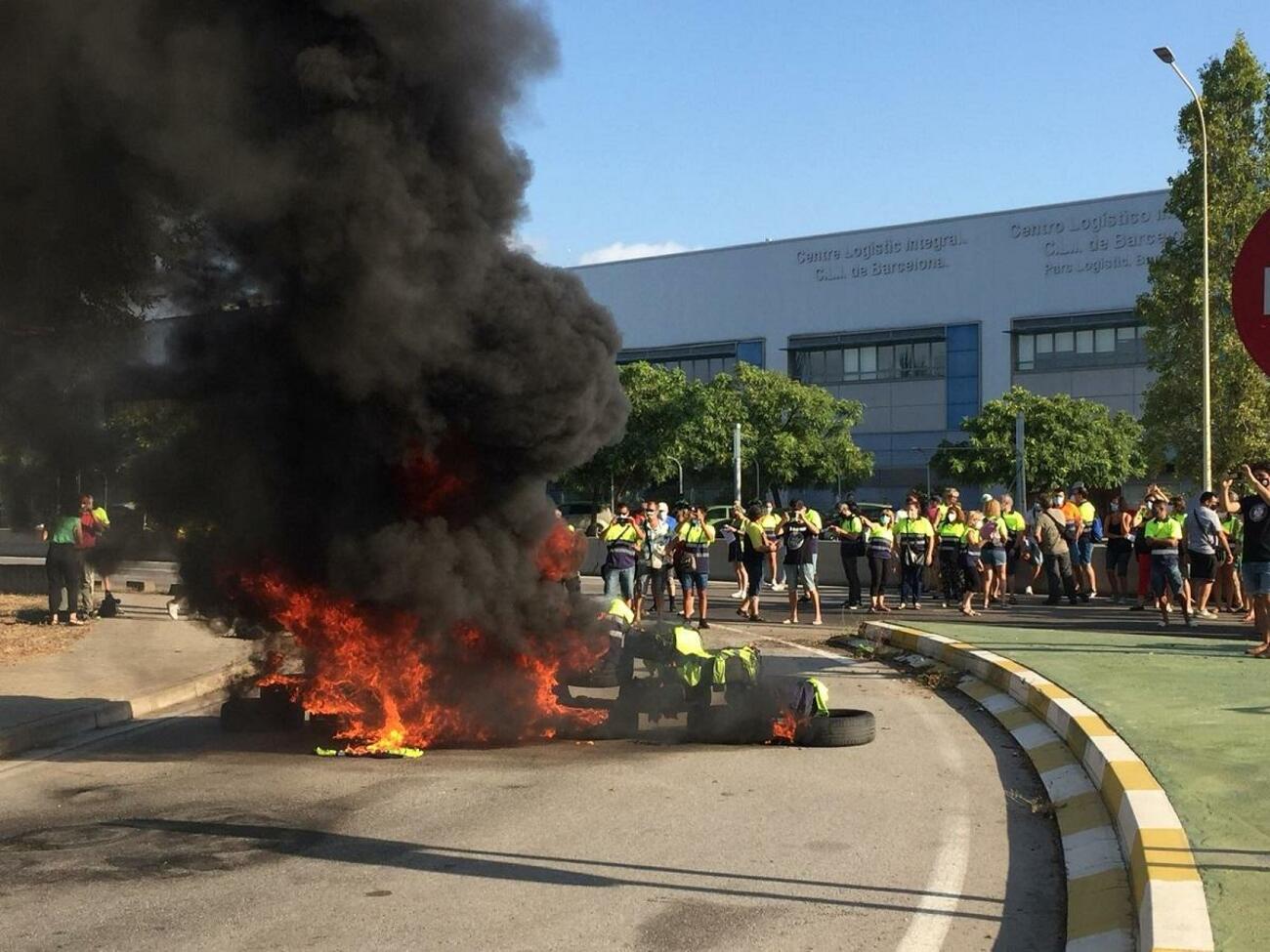 Trabajadores de Acciona queman neumáticos frente a la fábrica de Nissan Trabajadores de Acciona queman neumáticos frente a la fábrica de Nissan