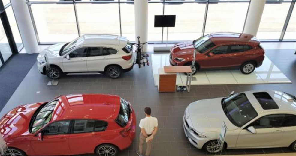 Un cliente en un concesionario de automóviles / CG Un cliente en un concesionario de automóviles / CG
