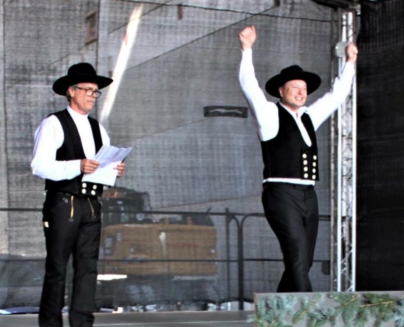 Elon Musk, CEO de Tesla, con un traje típico alemán / EM