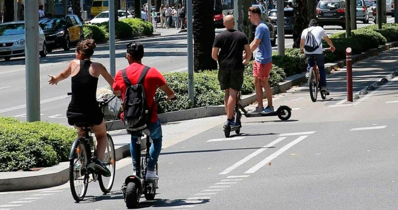 Patinetes eléctricos en la avenida Diagonal de Barcelona / CG Patinetes eléctricos en la avenida Diagonal de Barcelona / CG