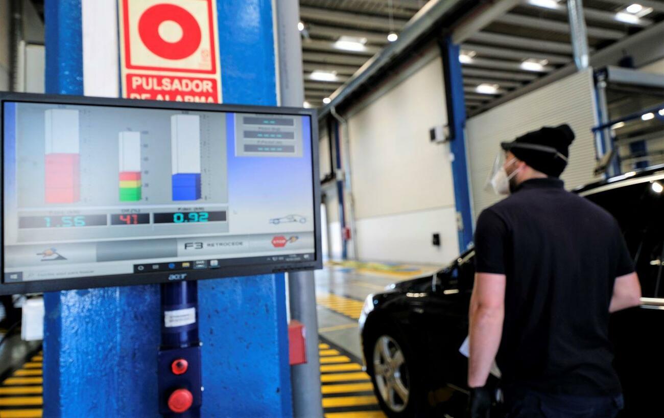 Control de emisiones de gases de un coche en una ITV / JESÚS HELLÍN / EUROPA PRESS Control de emisiones de gases de un coche en una ITV / JESÚS HELLÍN / EUROPA PRESS