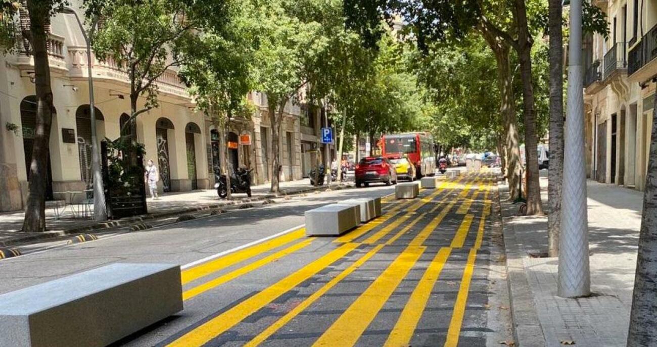 Calle sin carril para autobuses y con bloques de hormigón en Barcelona / ANESDOR