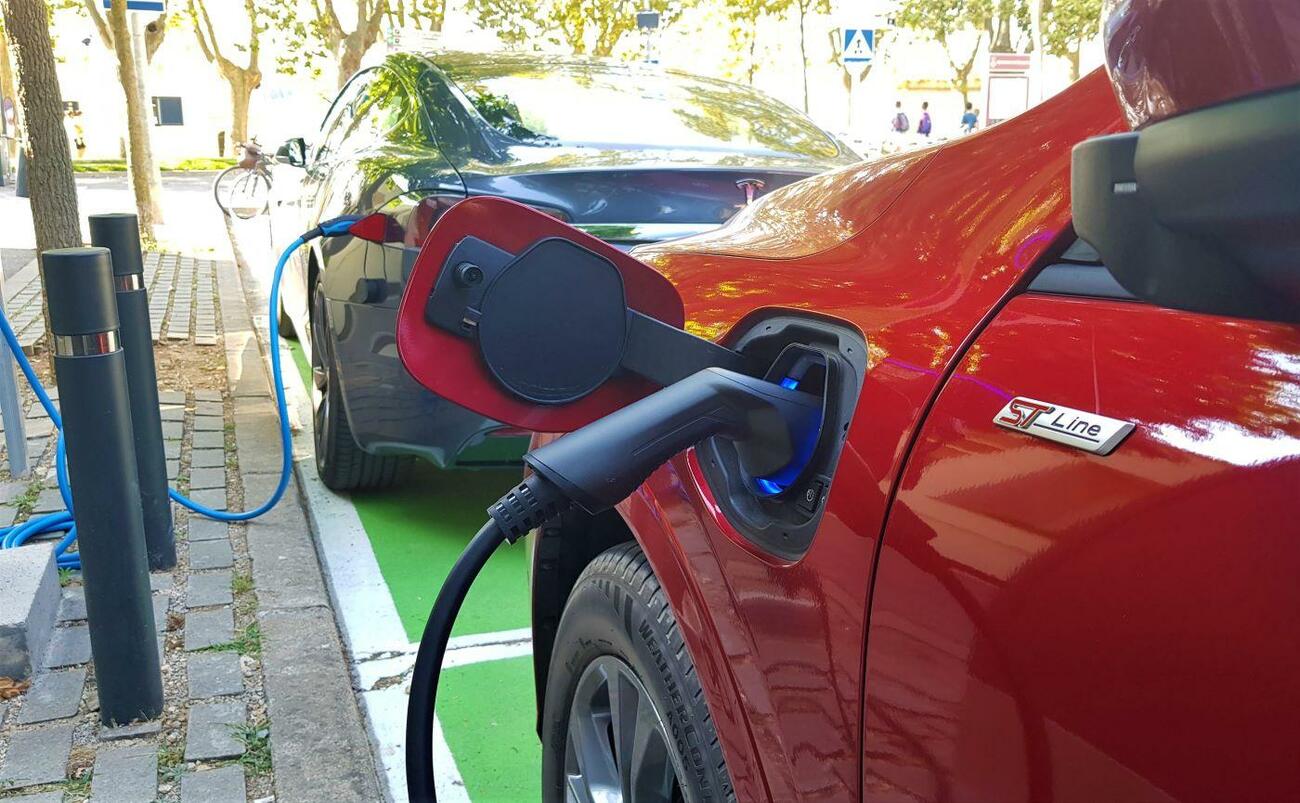 Punto de carga de coches eléctricos e híbridos Punto de carga de coches eléctricos e híbridos