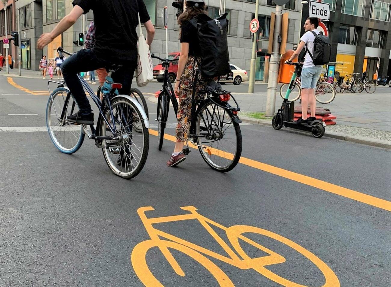 Nueva movilidad con carril bici en Berlín / EFE / GEMMA CASADEVALL Nueva movilidad con carril bici en Berlín / EFE / GEMMA CASADEVALL