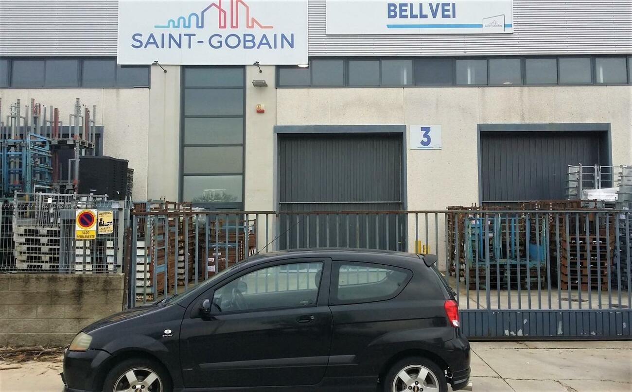 Almacén de Saint Gobain en Bellvei bloqueado por vehículos / CGT