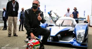 Carlos Tavares con el coche que pilotó en Le Mans / PEUGEOT