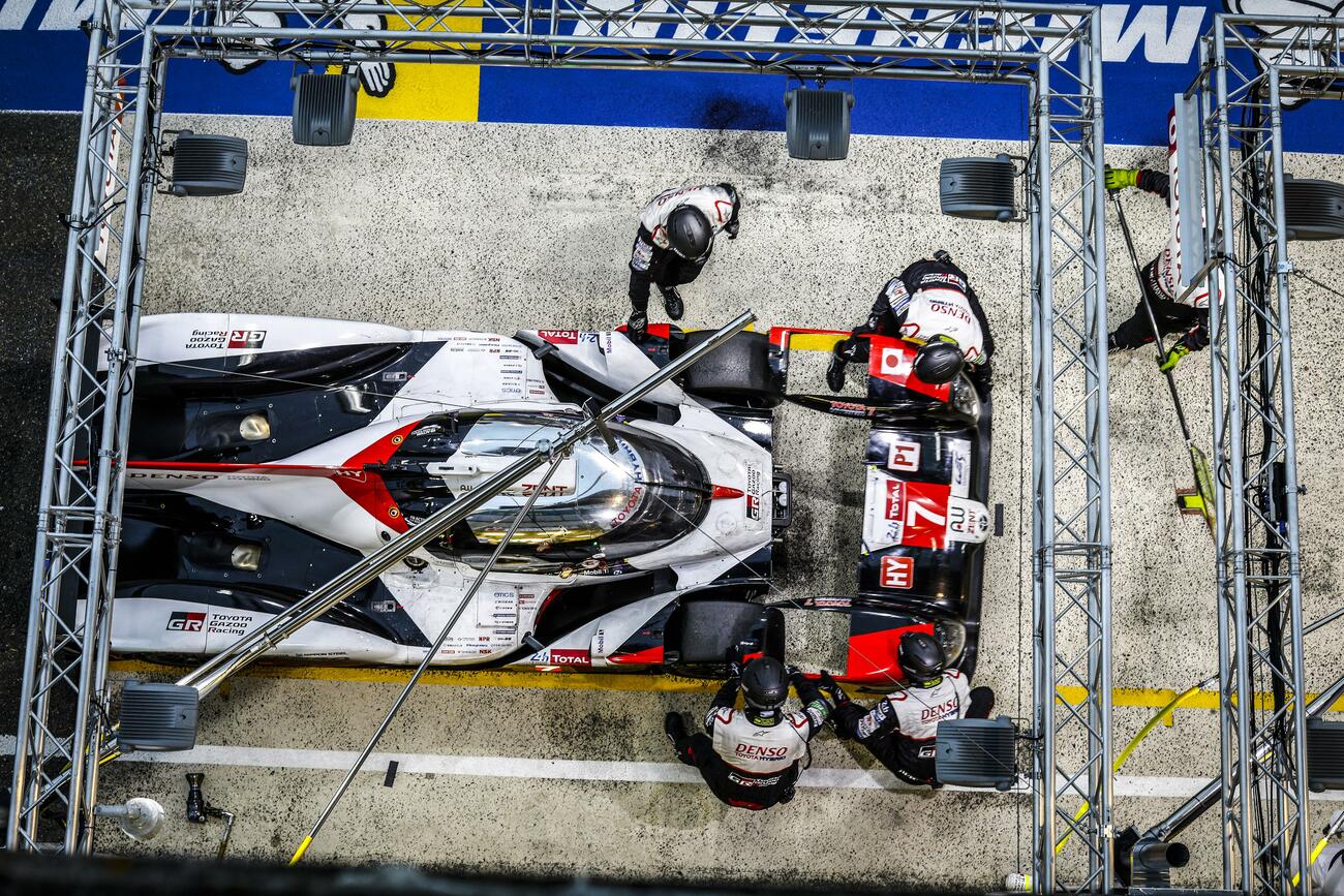 Respostaje en el box de Toyota en Le Mans