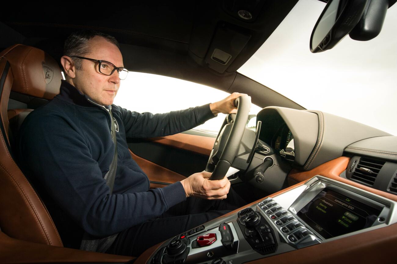 Stefano Domenicali con un Lamborghini