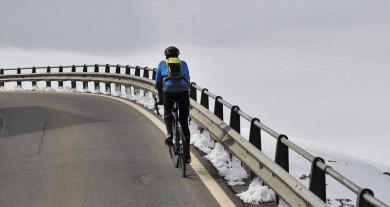 Ciclista ascendiendo uno de los puertos de montaña en Cataluña / pasja1000 EN PIXABAY