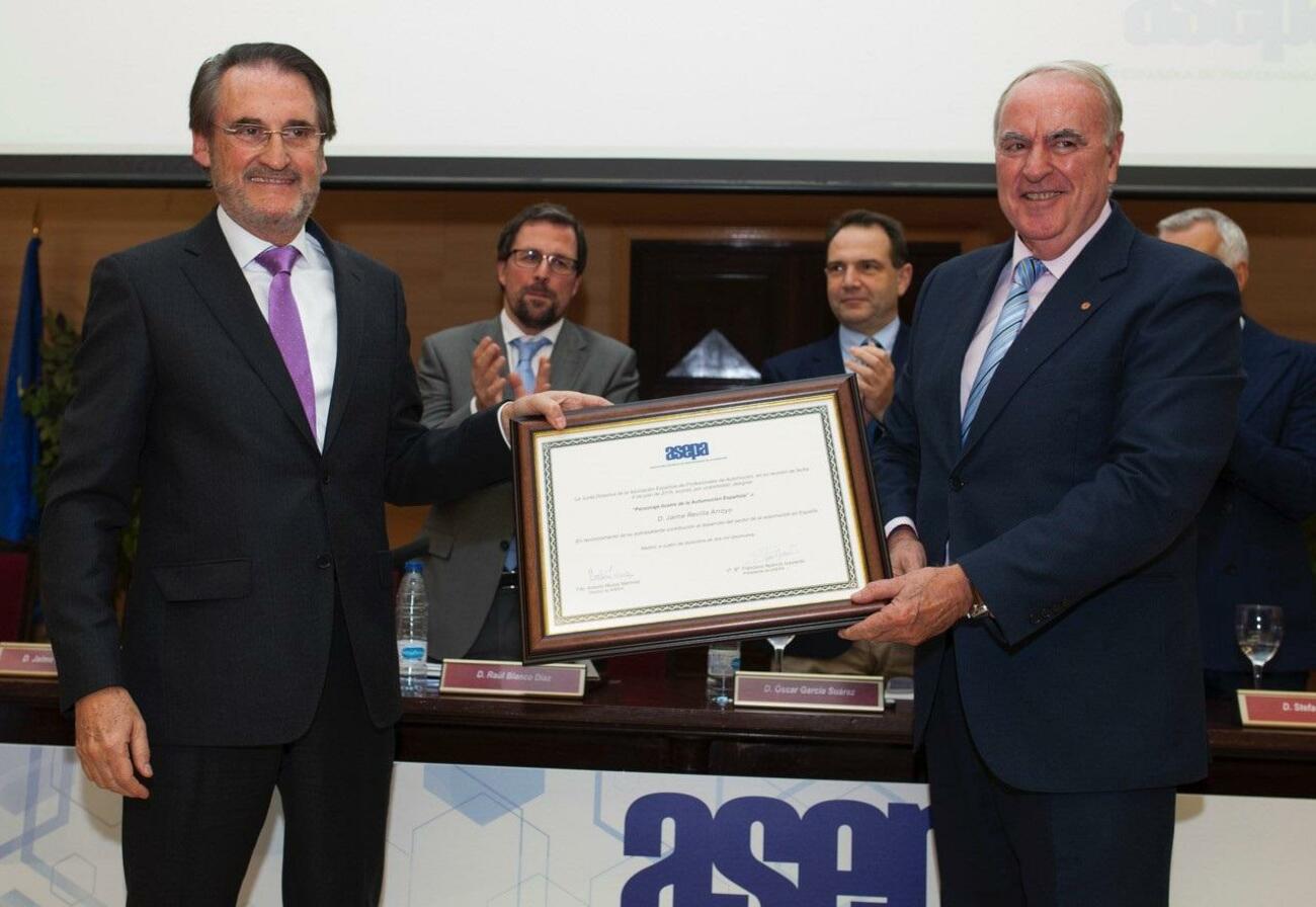 Jaime Revilla (izquierda), en diciembre de 2019 al recoger el Premio de Personaje de Automoción / ASEPA