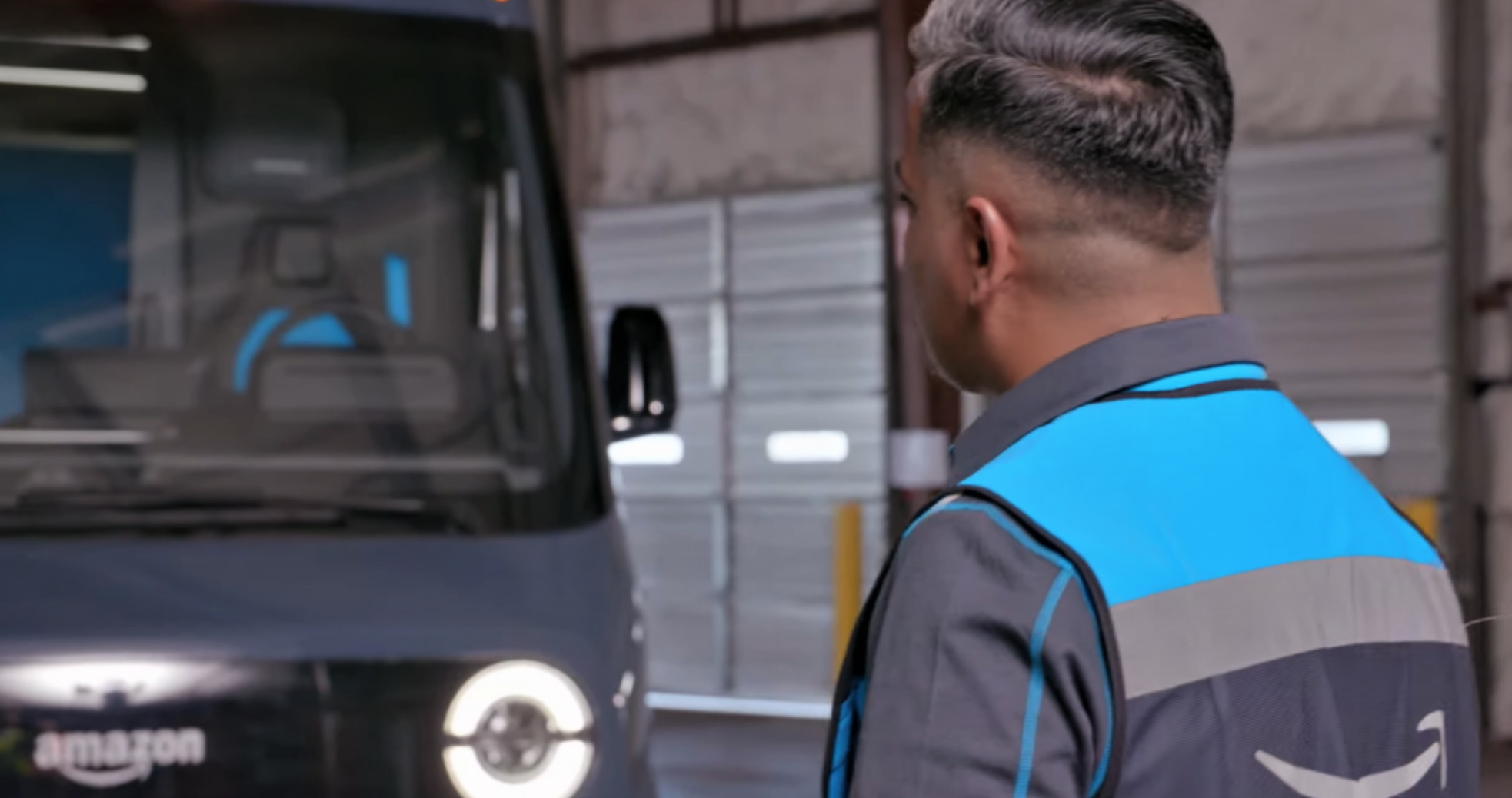 Un conductor de Amazon descubre la primera furgoneta eléctrica de Rivian / COCHE GLOBAL