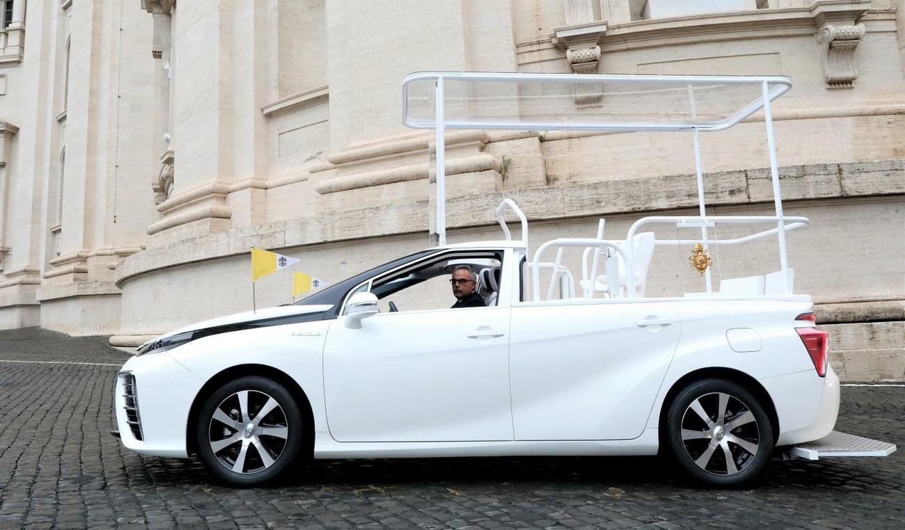 Papamóvil de hidrógeno basado en el Toyota Mirai / TOYOTA