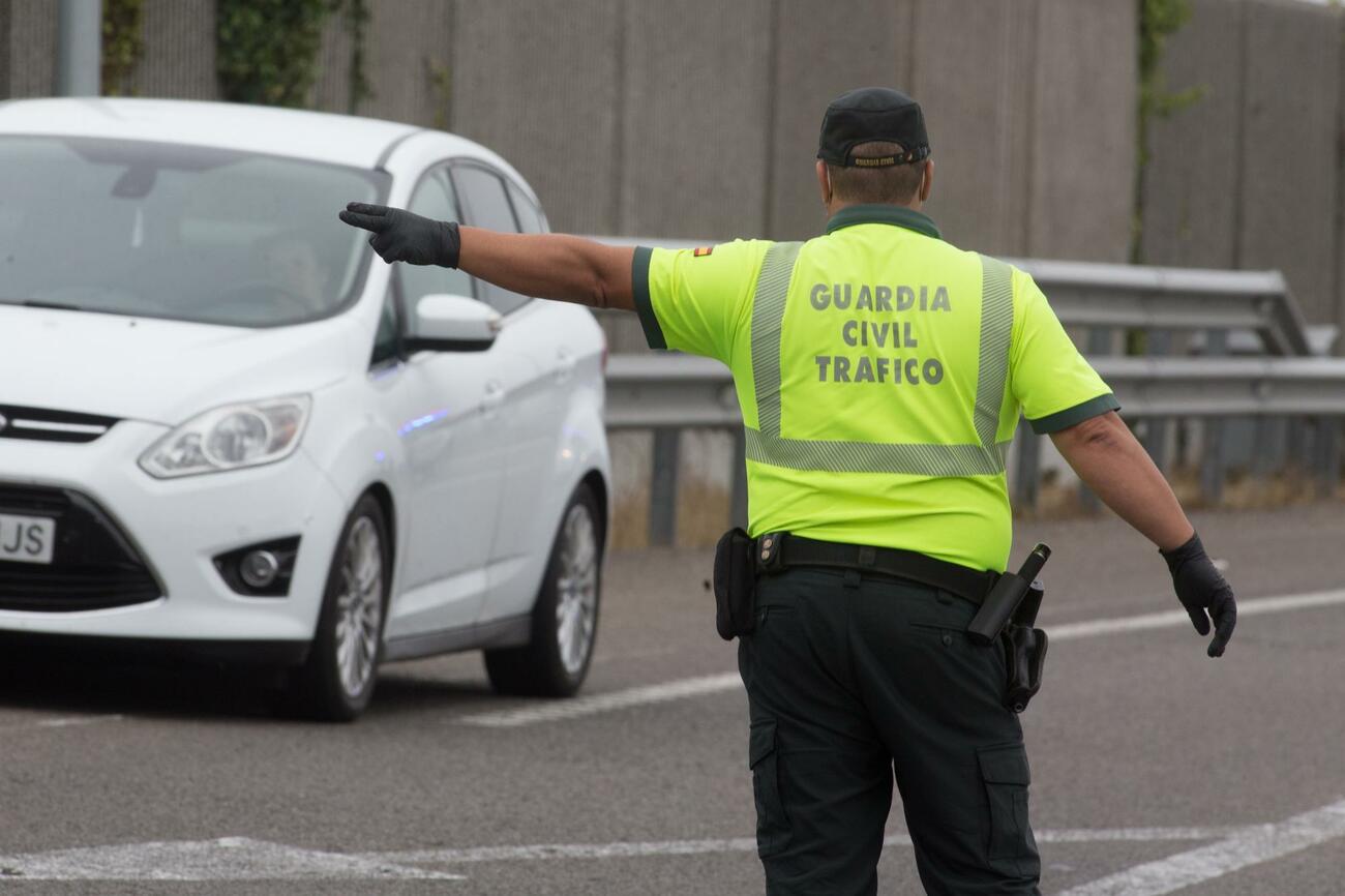 Un agente de la Guardia Civil gestiona el tráfico durante el accidente / EP