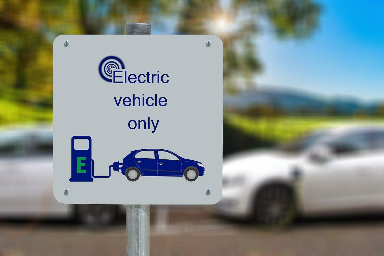 Un cartel en el que se avisa de un punto de recarga de coches eléctricos / PIXABAY