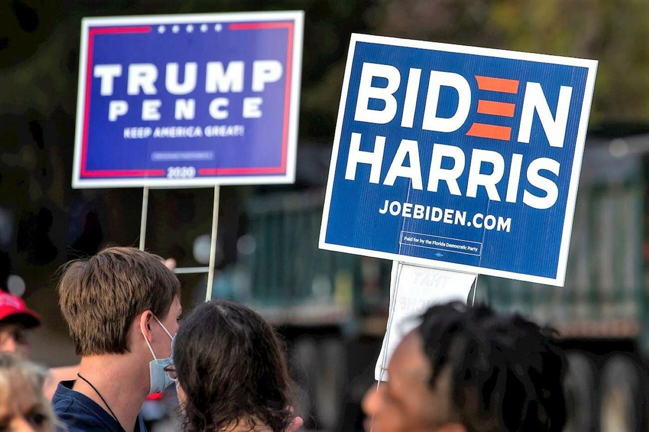 Carteles de Trump y Biden antes de las elecciones en EEUU / EFE / EPA / ERIK S. LESSER