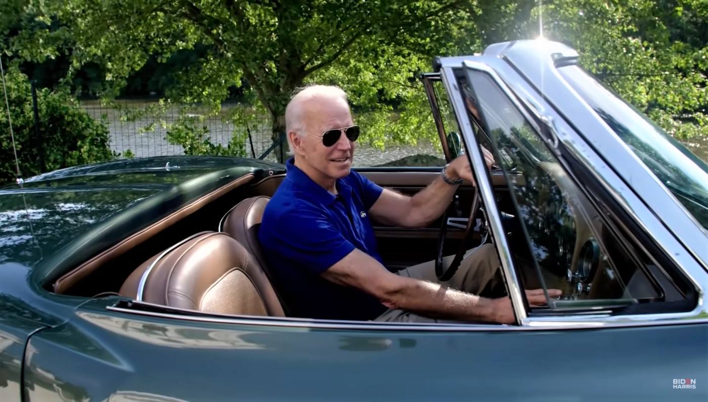 Joe Biden con su Corvette C2 Stingrayde coleccionista