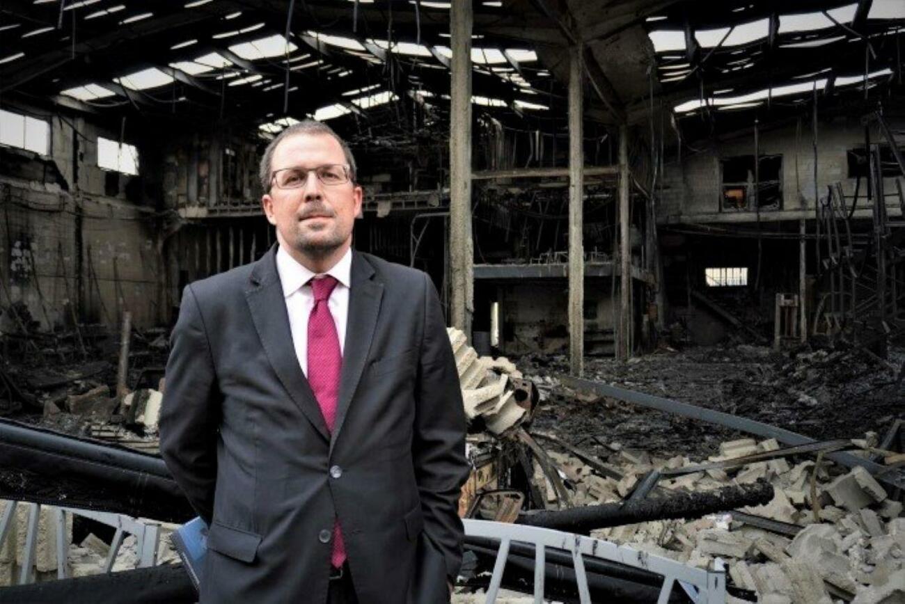 Raül Blanco, secretario general de Industria, ante la planta incendidada de Silence