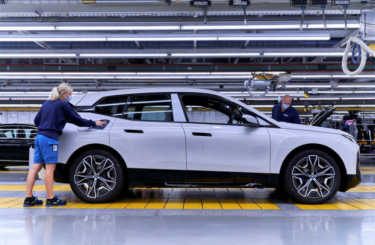 El nuevo BMW iX en la línea de montaje / BMW
