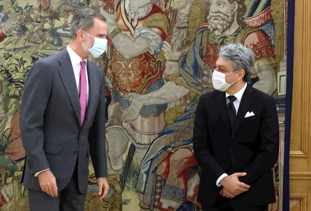 El rey con Luca de Meo, consejero delegado de Renault