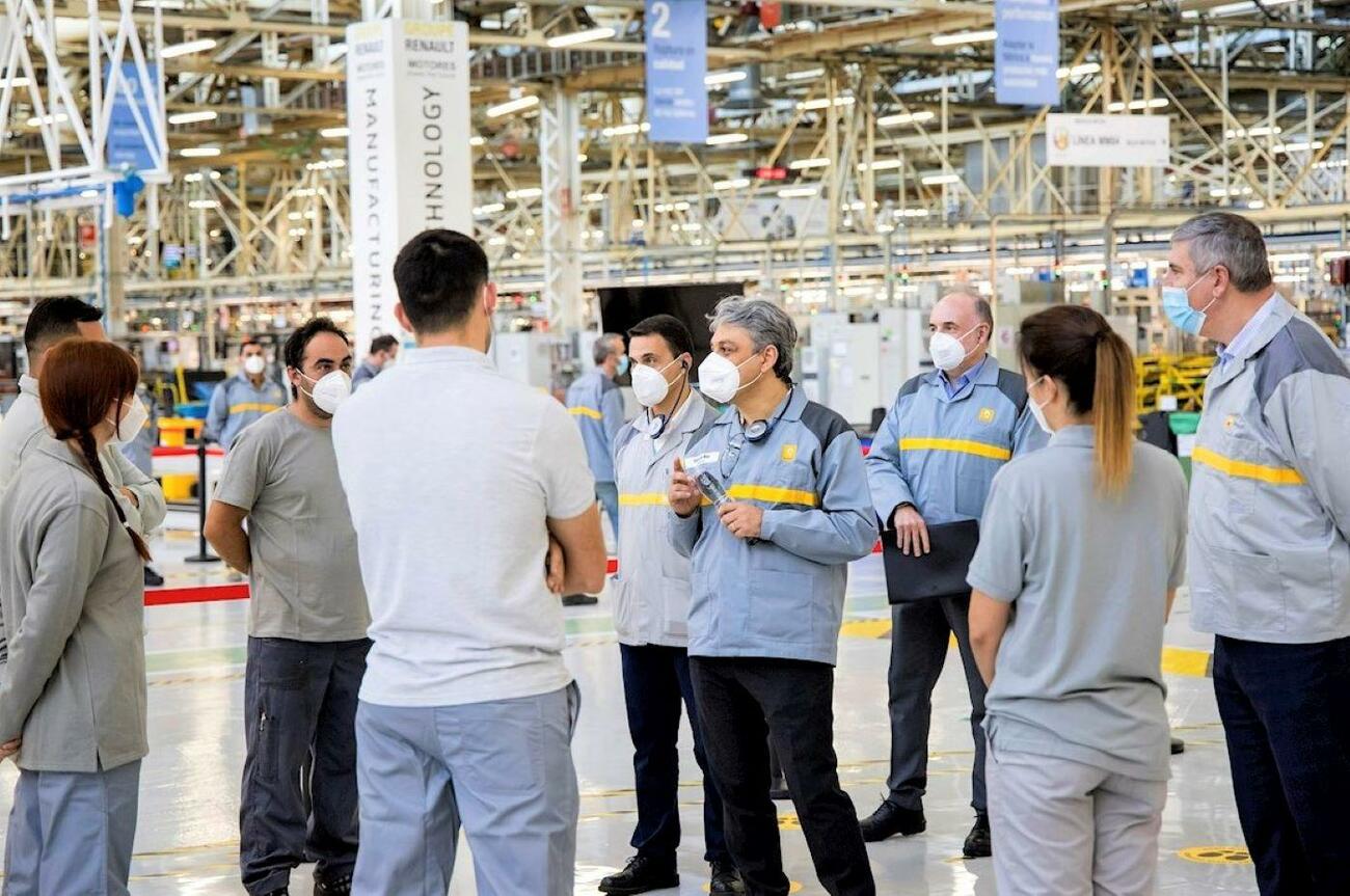 El CEO de Renault, Luca de Meo, con algunos trabajadores en la planta de Valladolid / EFE El CEO de Renault, Luca de Meo, con algunos trabajadores en la planta de Valladolid / EFE