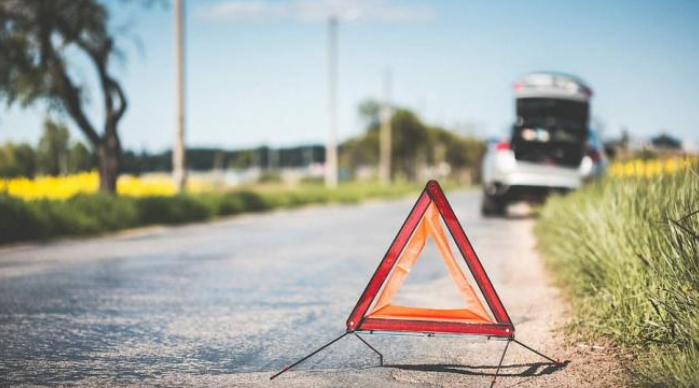 Un triángulo de emergencia en la carretera / PXFUEL Un triángulo de emergencia en la carretera / PXFUEL