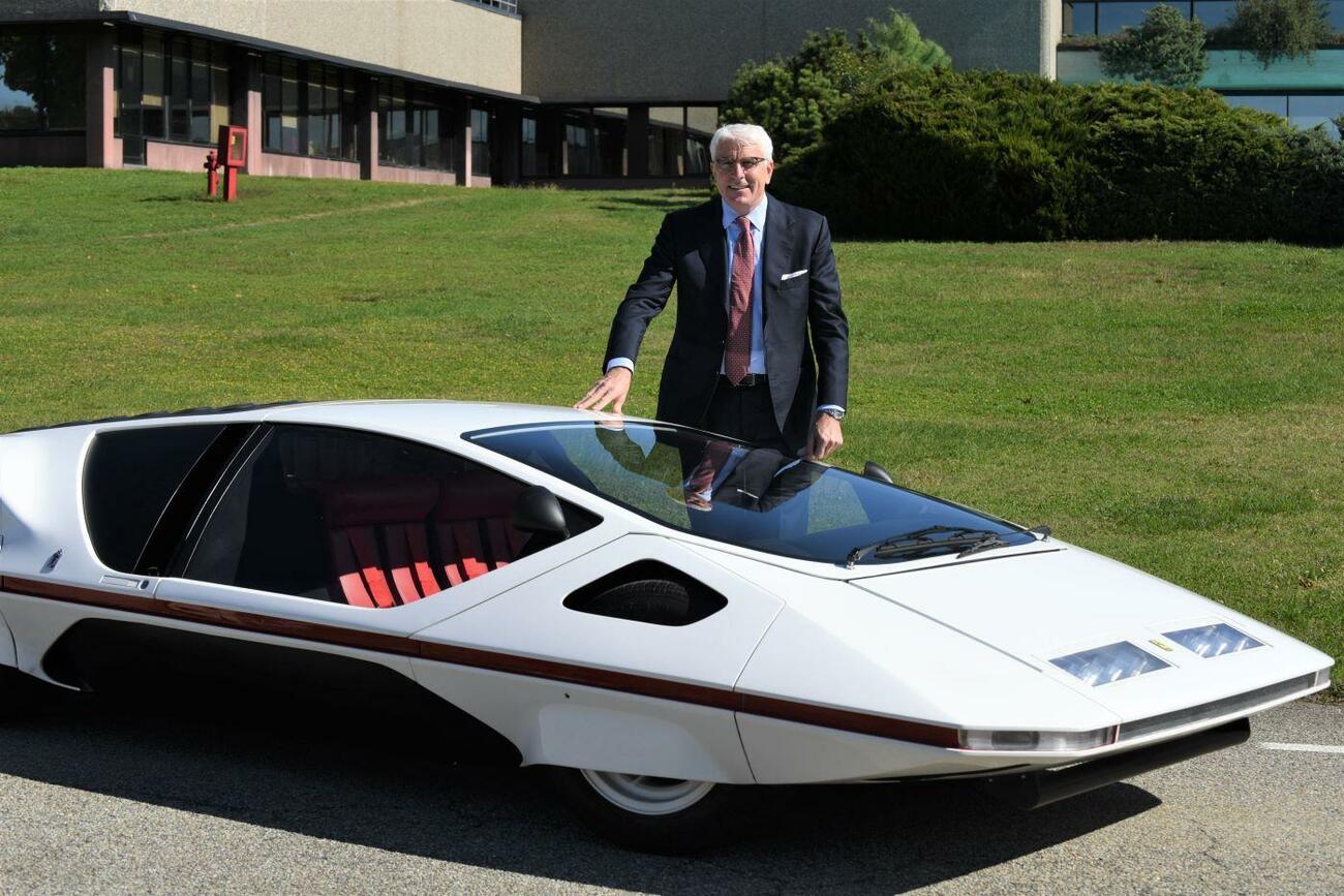 El consejero delegado de Pininfarina, Silvio Angori, con el modelo Modulo / PININFARINA