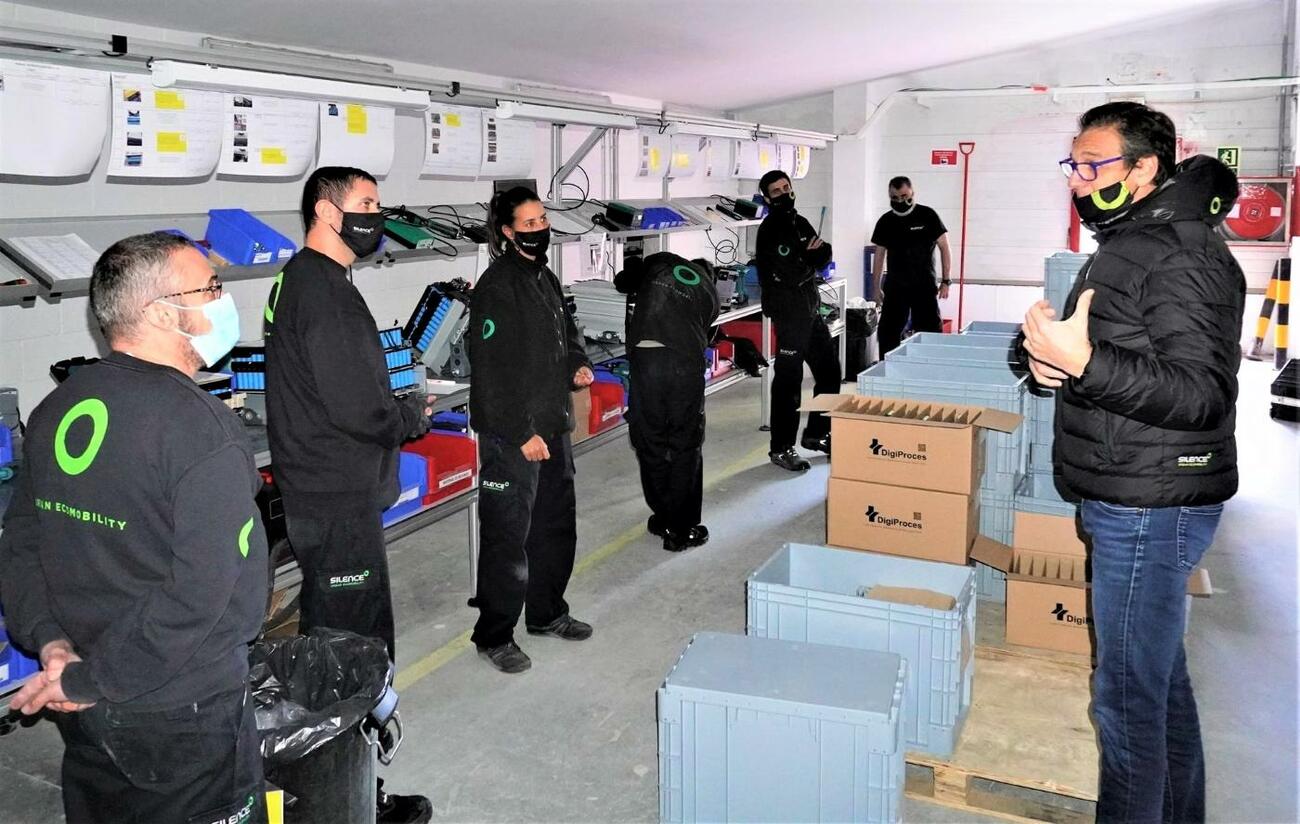 Carlos Sotelo, con trabajadores de Silence en el nuevo centro de baterías Carlos Sotelo, con trabajadores de Silence en el nuevo centro de baterías