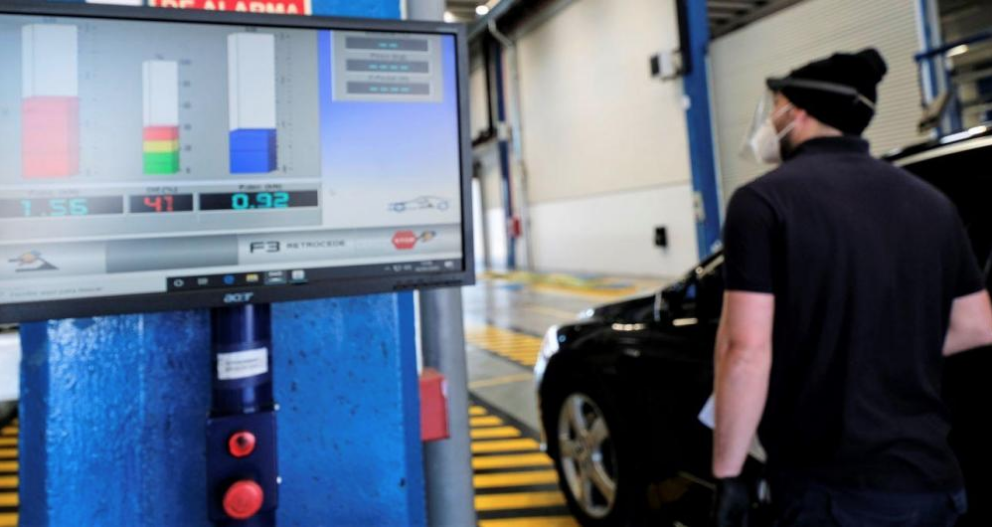 Control de emisiones de gases de un coche en una ITV / EUROPA PRESS Control de emisiones de gases de un coche en una ITV / EUROPA PRESS