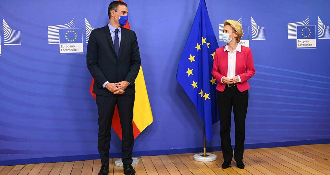 Pedro Sánchez, presidente del Gobierno, y Ursula von der Leyen, presidenta de la Comisión Europea, en Bruselas / MONCLOA