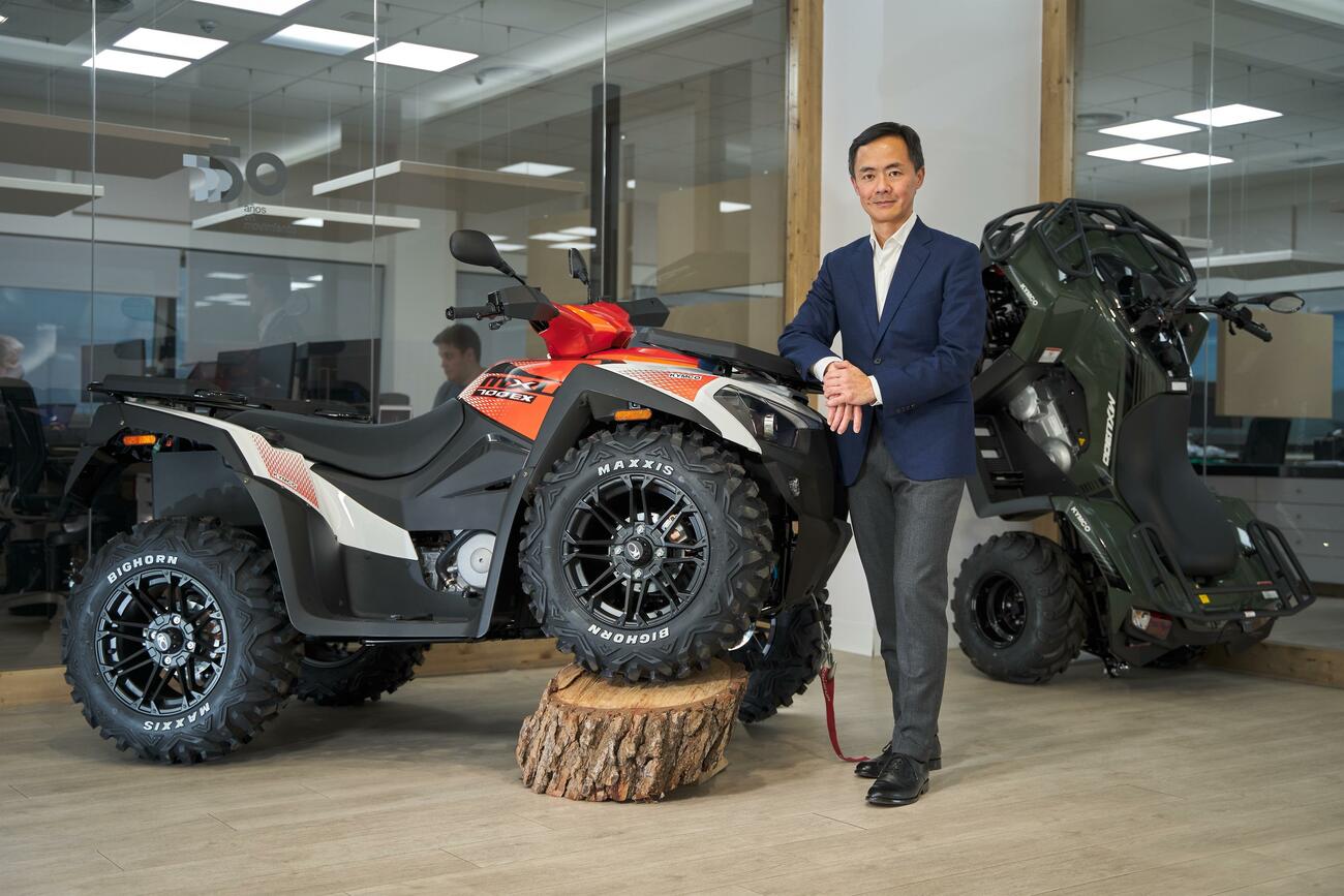 Carlos Wang, director de Kymco España, con uno de los nuevos quads / KYMCO