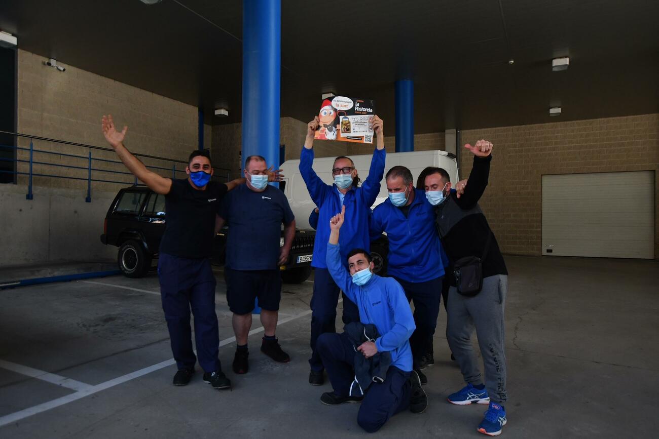 Trabajadores de Industrias Teixidó celebran el Gordo / EUROPA PRESS / LAIA SOLANELLAS
