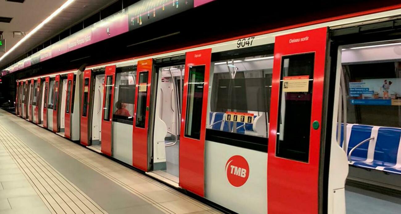 Un metro de Barcelona parado en una de las estaciones / TMB