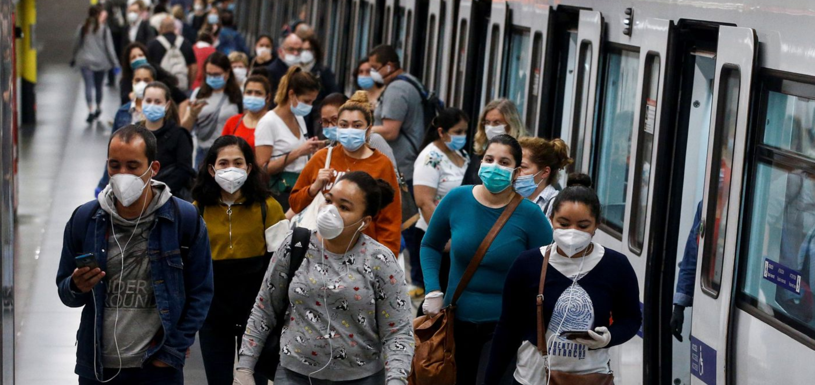 Pasajeros en el metro de Barcelona / QUIQUE GARCÍA (EFE) Pasajeros en el metro de Barcelona / QUIQUE GARCÍA (EFE)