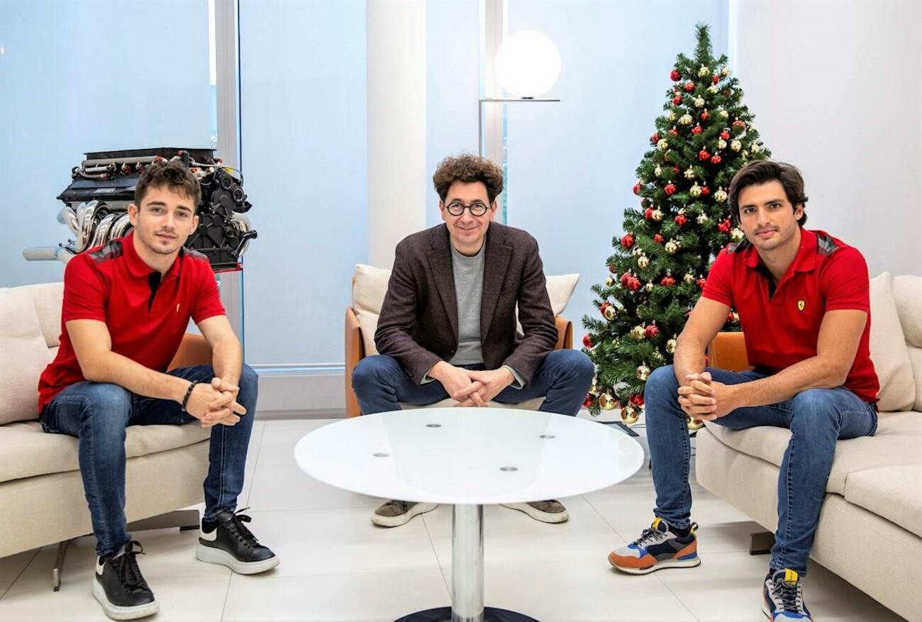 Leclerc y Sainz, con el jefe de la escudería Ferrari, Mattia Binotto / EFE / FERRARI Leclerc y Sainz, con el jefe de la escudería Ferrari, Mattia Binotto / EFE / FERRARI