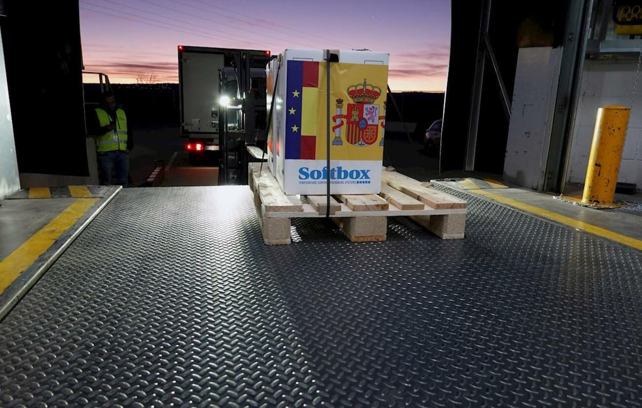 Un contenedor con las primeras vacunas que han llegado a España / EFE / JOSÉ MARÍA CUADRADO JIMENEZ