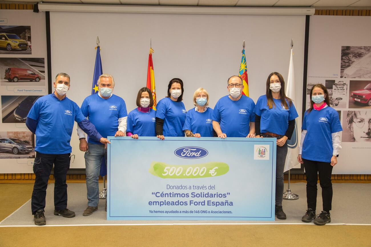 Empleados de Ford con las aportaciones a las ONG / FORD