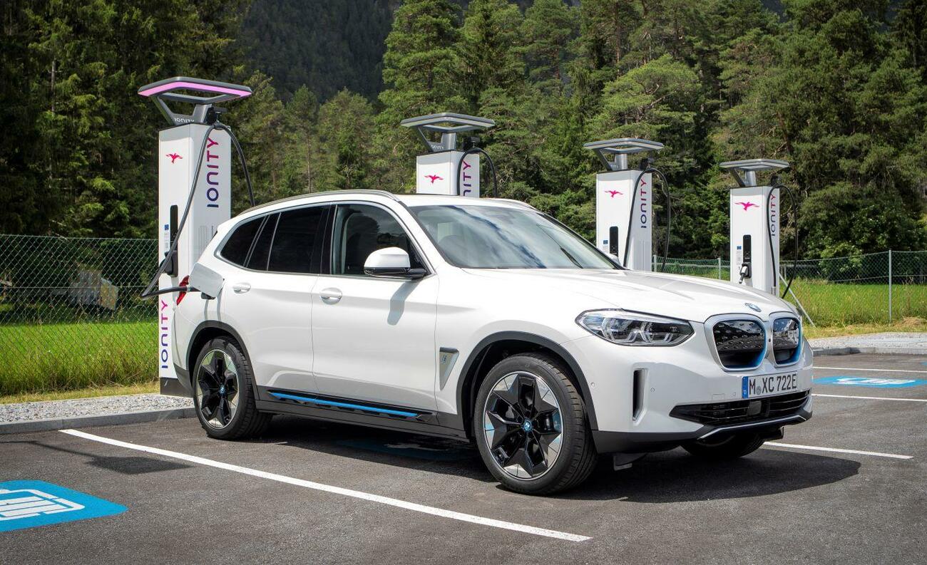 BMW iX3 eléctrico en una estación de carga e Ionity BMW iX3 eléctrico en una estación de carga e Ionity