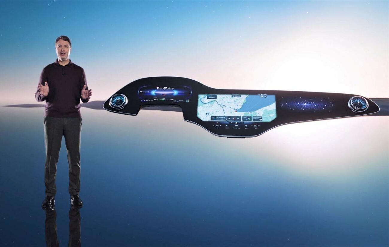 El presidente de Mercedes presenta el nuevo salpicadero de 56 pulgadas / DAIMLER