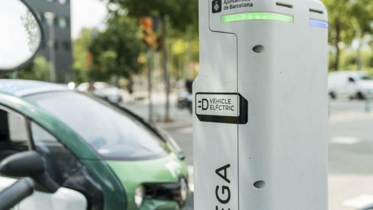 Punto de carga de coches eléctricos Endolla Barcelona / AYUNTAMIENTO DE BARCELONA Punto de carga de coches eléctricos Endolla Barcelona / AYUNTAMIENTO DE BARCELONA
