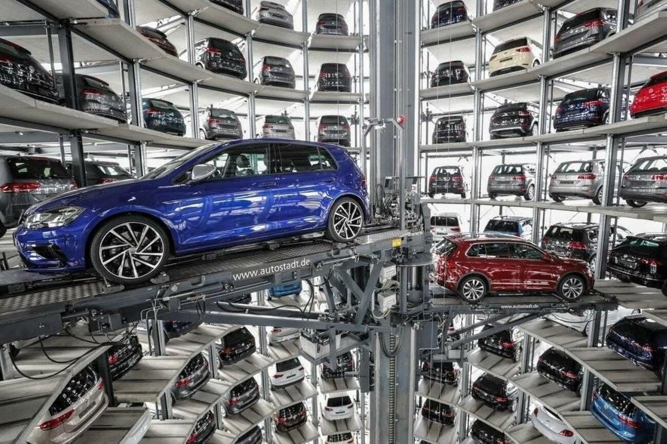 Centro de entrega de vehículos de Volkswagen en Wolfsburg / VW Centro de entrega de vehículos de Volkswagen en Wolfsburg / VW